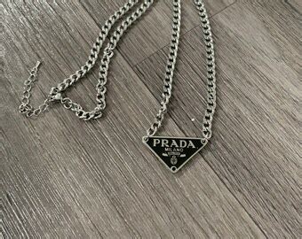 Prada Ketting met logo • Goud • de Bijenkorf